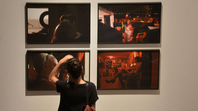Mulher observa a exposição do Prêmio Marcantônio Vilaça em Recife
