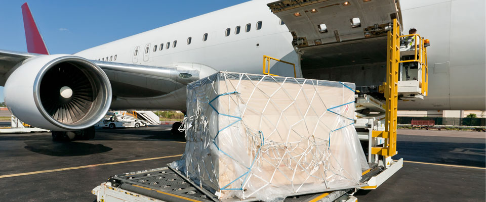 Avião recebendo carregamento para transporte
